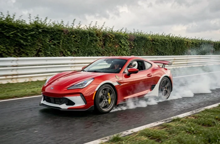 Voiture de sport en pleine accélération dans un virage du circuit de Lohéac lors d'un stage de pilotage automobile en Bretagne
